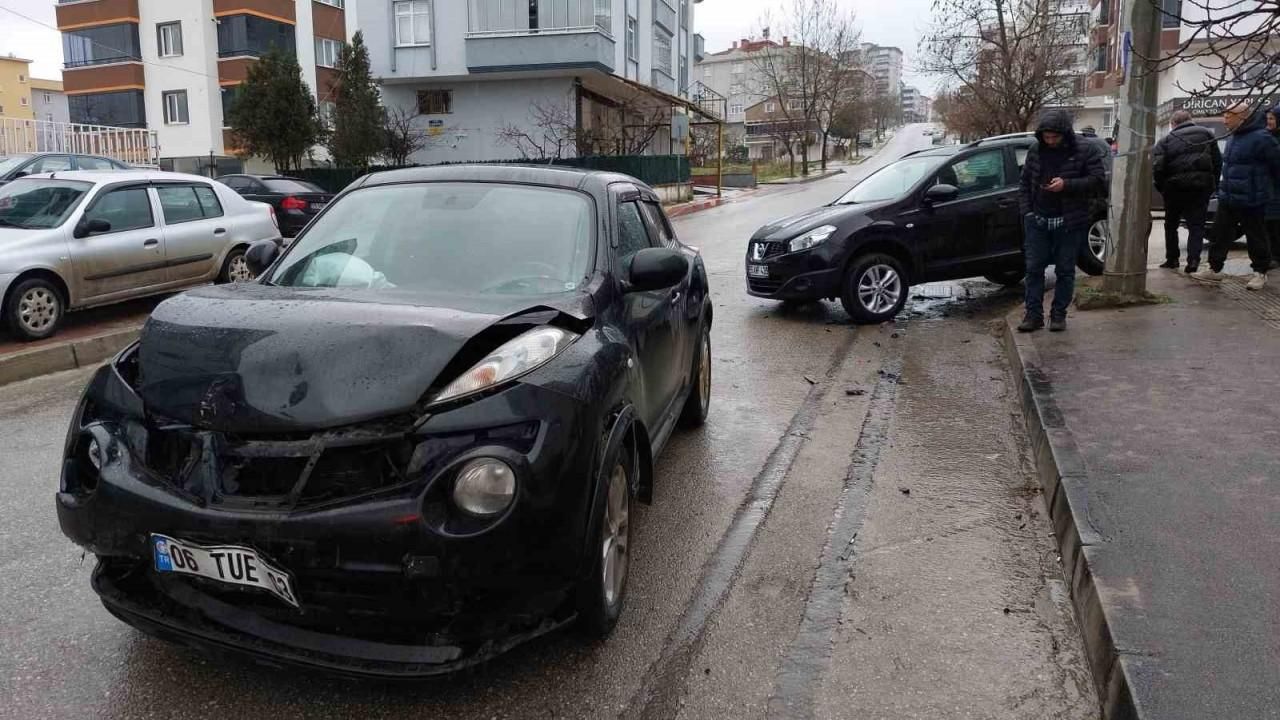Samsun’da 2 otomobil çarpıştı: 2 yaralı