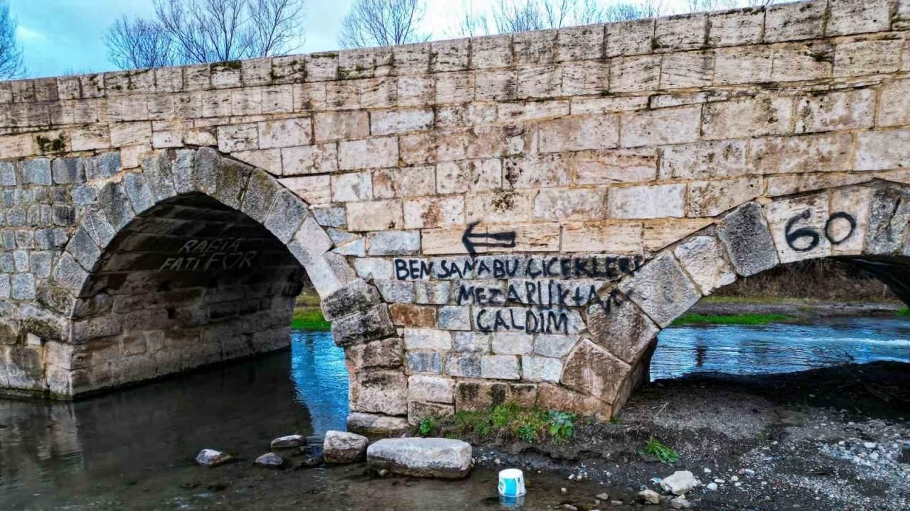 Tokat’ta 2 bin yıllık tarihi köprüye sprey boyalı saygısızlık