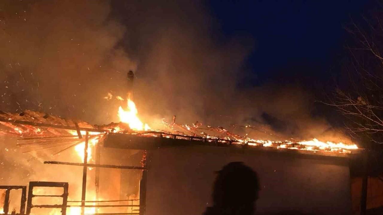Yangın tek katlı evi kullanılamaz hale getirdi