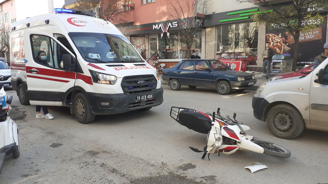 Osmancık’ta tescilsiz motosiklet otomobile çarptı; 1 Yaralı