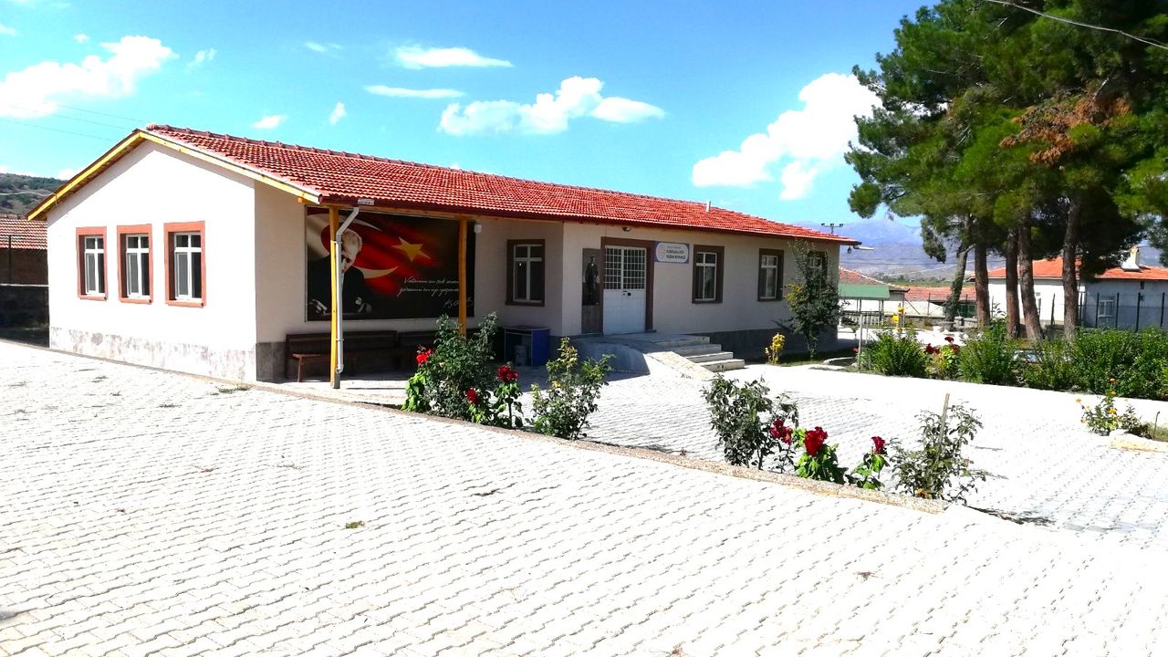 Kapalı köy okulu 10 yıl aradan sonra yeniden açıldı