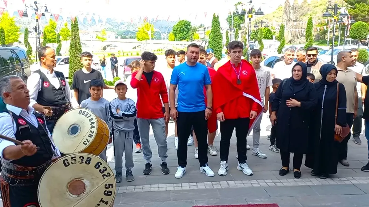 Avrupa üçüncüsü Osmancıklı pehlivana davullu-zurnalı karşılama