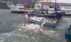 Fırtınada bir tekne battı, restoran geminin halatları koptu