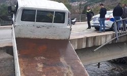 Köprüye asılı kalan kamyonet nehire uçmaktan kurtuldu