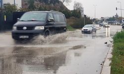 Sağanak sonrası yollarda su birikintileri oluştu