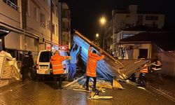 Amasya’da fırtına: Çatılar araçların üstüne uçtu, ağaçlar devrildi