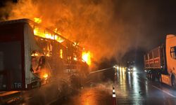 Otoyolda korkutan yangın: Pamuk yüklü tır alev alev yandı
