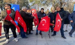 Belediye vatandaşlara Türk Bayrağı dağıttı