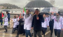 Doktorlardan Gazze için kanlı önlükle yürüdü