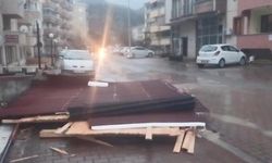 Kastamonu’da fırtına çatıları uçurdu