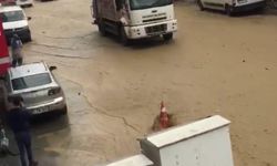 Trabzon’da su borusu patladı, yollar göle döndü