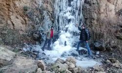 Amasya’da Su Atan Şelalesi buz tuttu