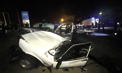 Feci kazada otomobil ikiye bölündü: 1 ölü, 5 yaralı