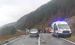 Kaza yapan Tofaş marka otomobil hurdaya döndü: Sürücüyü itfaiye kurtardı
