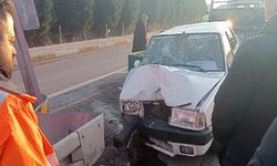 Bariyerlere çarpan araç sürücüsü ve hamile eşi yaralandı