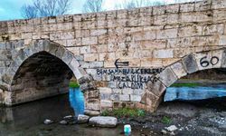 Tokat’ta 2 bin yıllık tarihi köprüye sprey boyalı saygısızlık