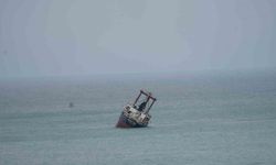 Yan yatarak Kastamonu’da kıyıya vuran yük gemisi batma tehlikesi yaşıyor