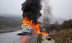 Kamyona çarpan otobüs alev topuna döndü: 2 ölü, 5 yaralı