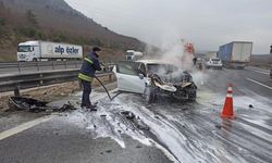 Kaza yapan otomobil alev alev yandı
