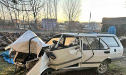 Otomobil elektrik direğine çarptı: Sürücü öldü