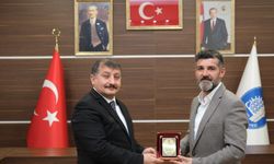 Murat Günay Belediye Meclis Üyelerine Teşekkür Plaketi