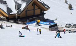 Kartalkaya’da kayak sezonu kapandı: Son günde kayağın tadını çıkardılar
