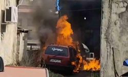 Rize’de park halindeki 2 otomobil yandı