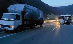 Tur minibüsü saman yüklü kamyonete çarptı: 2 yaralı