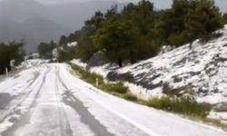 Osmancık'ta yoğun dolu yağışı yolları beyaza bürüdü