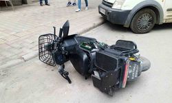 Otomobilin çarptığı elektrikli bisiklet sürücüsü yaralandı