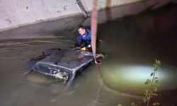 Su kanalına düşen otomobil vinç ile çıkartıldı