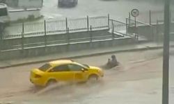 Amasya’da sele kapılan kadını, taksici kurtardı: O anlar kamerada