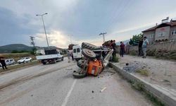 Traktör minibüsle çarpıştı: 1 ölü, 1 yaralı