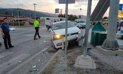 Kırmızı ışık ihlali trafik kazasına neden oldu, 2’si çocuk 4 kişi yaralandı