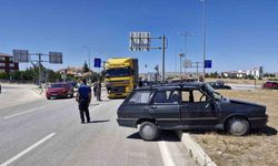 TIR’la çarpışan otomobil yaklaşık 50 metre sürüklendi