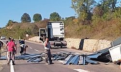 Demir yüklü tır kazaya karıştı, faciadan dönüldü