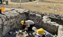 Kalehisar kazılarında gönüllü olarak görev alan öğrenciler mesleği sahada öğreniyor