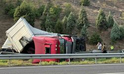 Kolonya yüklü tır devrildi, otoyol trafiğe kapandı