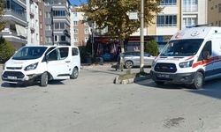 Minibüs ile motosiklet çarpıştı sürücü yaralandı