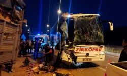 Yolcu otobüsü tuğla yüklü tıra çarptı:1 çocuk öldü, 9 kişi yaralandı