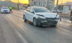 Kırmızı ışıkta bekleyen otomobile başka bir araç çarptı: 2 yaralı