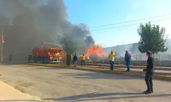 Anız yangını hurdalığa sıçradı, ekipler teyakkuza geçti