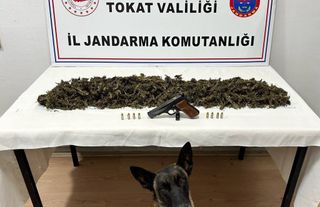 Bir araçta 2 kilo 300 gram esrar ele geçirildi