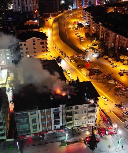 Elektrik kontağından çıkan yangında 2 daire ve çatı kullanılmaz hale geldi