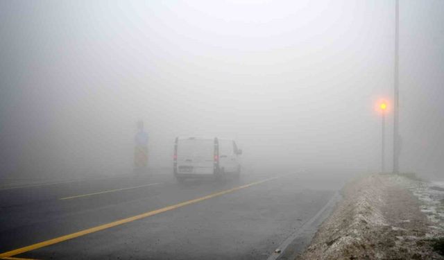 Sürücüler dikkat! Bolu Dağı'nda sis nedeniyle göz gözü görmüyor