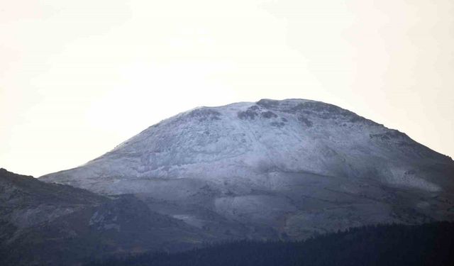Ilgaz Dağı’na mevsimin ilk karı düştü
