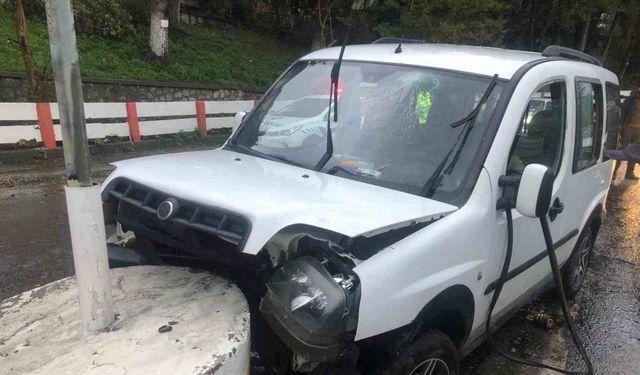 Kaza sonrası araçta sıkışan sürücü kalp krizi geçirdi
