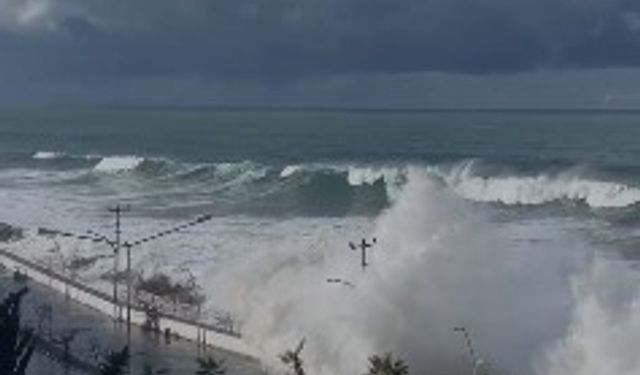 Tirebolu'da  fırtına sonrası deniz taştı, ilçeyi su bastı