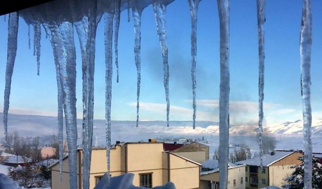 Çatılarda tehlike saçan buz kütleleri temizlendi