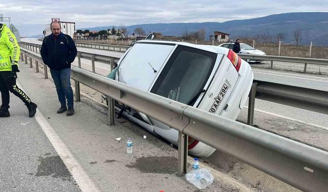 D100 karayolunda araç bariyerlere asılı kaldı: 2 yaralı